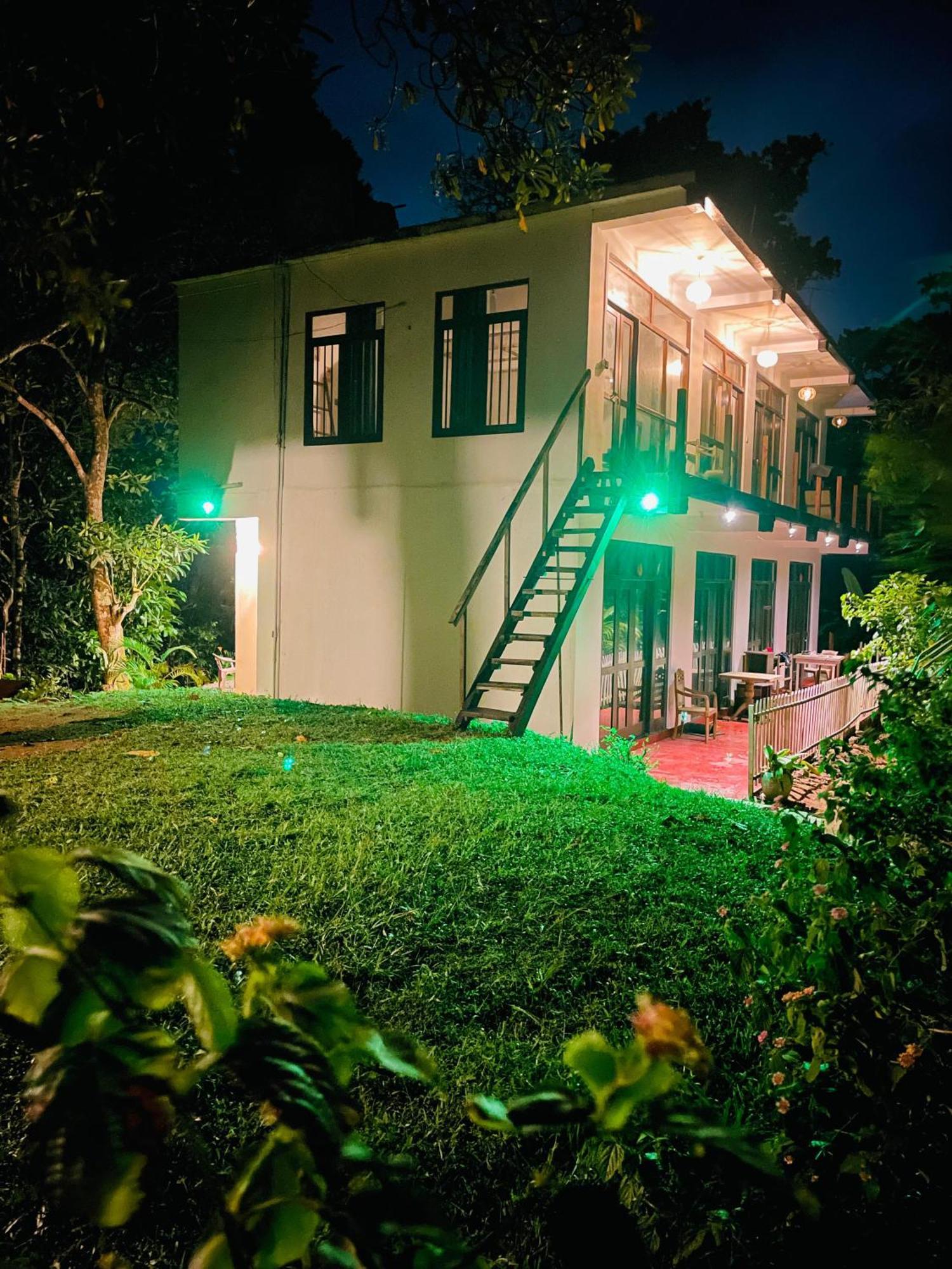 Bed and Breakfast Sky Mountain Cafe With Seaview à Weligama Extérieur photo